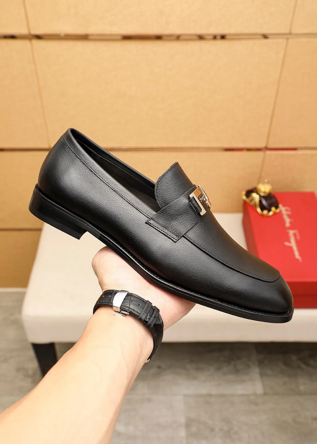 Men's shoes💰460💰 Product trademark: Ferragamo "Ferragamo" casual leather shoes Regular size: 38-44 (45🉑️customized) Product materials: Selected imported first-layer calfskin upper + luxury hardware buckle, imported water-dyed cow leather lining. Strong three-dimensional visual effect, original outsole color: 1⃣️color optional